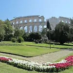 Apartment 3 Bedroom Awesome Apartment In Pula *