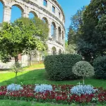 Apartment 3 Bedroom Awesome Apartment In Pula