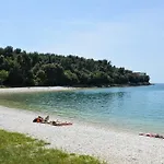 Apartment 3 Bedroom Awesome Apartment In Pula *