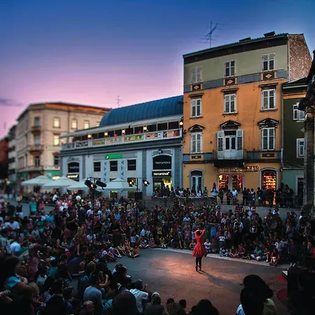 Apartamento 3 Bedroom Awesome In *