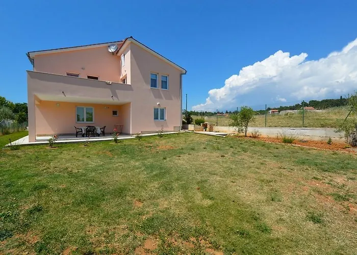 3 Bedroom Awesome Apartment In Pula *