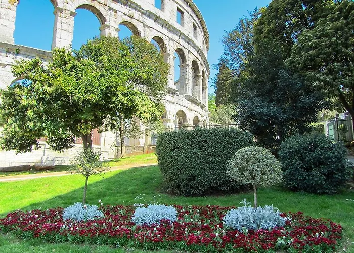 Apartment 3 Bedroom Awesome Apartment In Pula