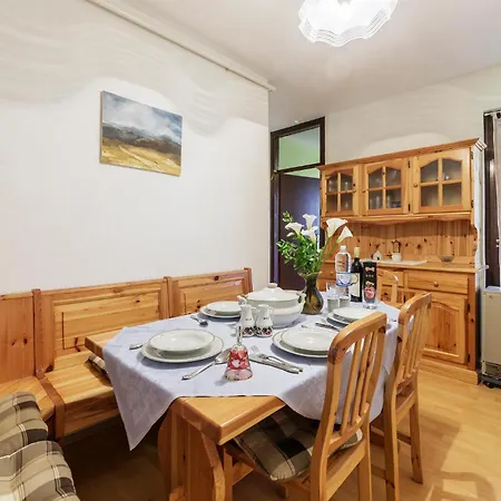 3 Bedroom Awesome In Lägenhet Pula