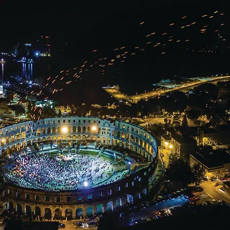 Lägenhet 3 Bedroom Awesome In *