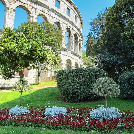 Apartment 3 Bedroom Awesome Apartment In Pula
