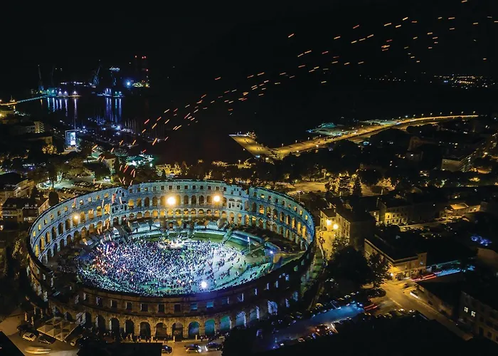 Apartment 3 Bedroom Awesome Apartment In Pula *