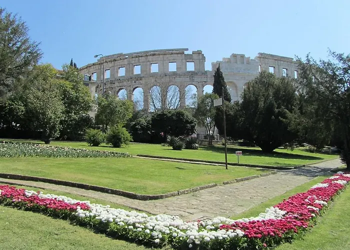 Apartment 3 Bedroom Awesome Apartment In Pula *