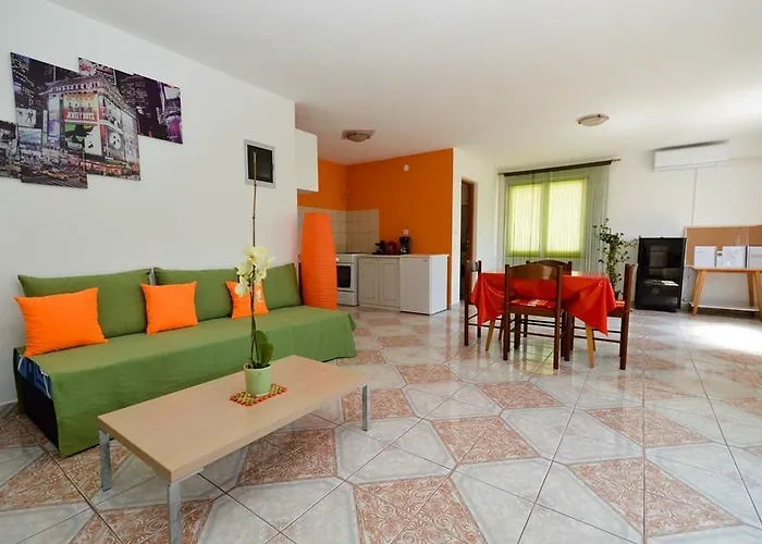 3 Bedroom Awesome In 아파트 풀라
