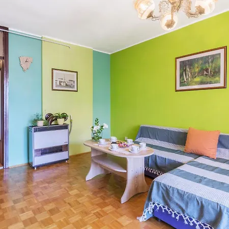 Appartement 3 Bedroom Awesome In Pula