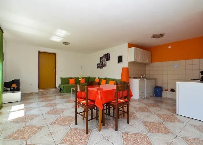 Appartement 3 Bedroom Awesome In Pula